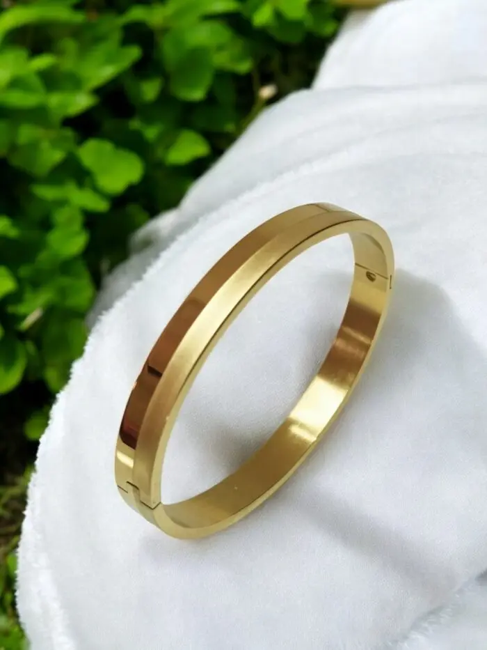 DUEL-GOLD-700x933.webp