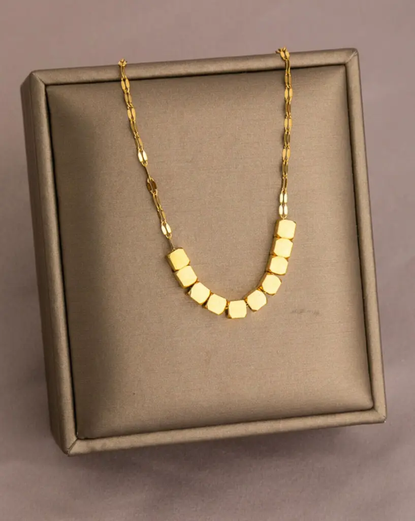 -1117Wx1400H-466688440-gold-MODEL.webp