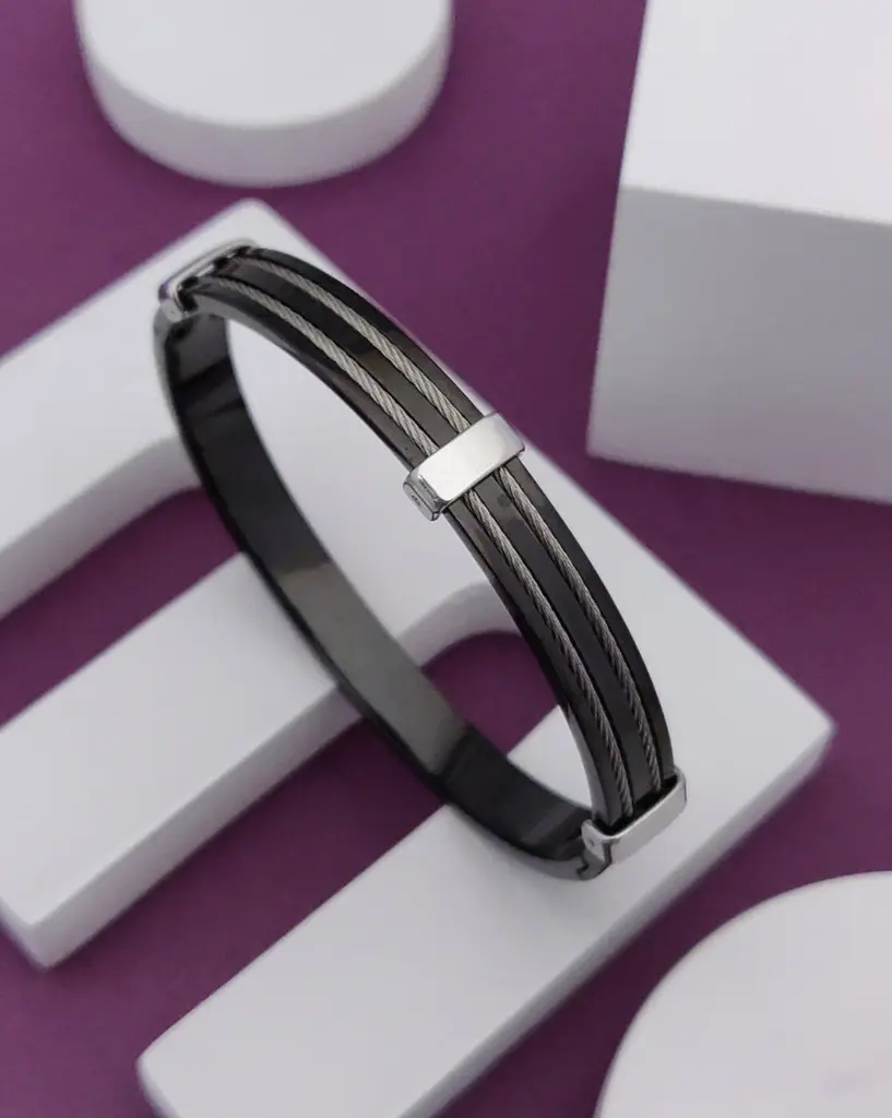 -1117Wx1400H-466629299-black-MODEL.webp