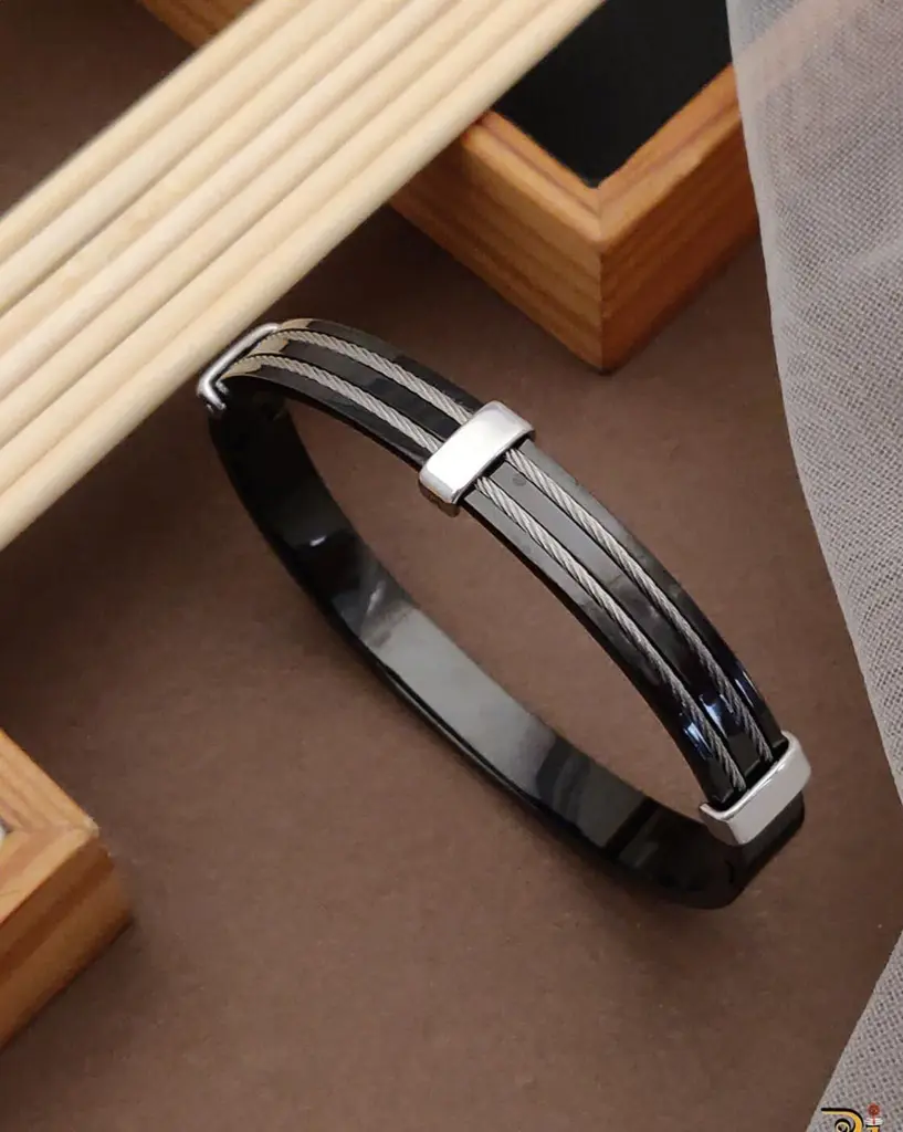 -1117Wx1400H-466629299-black-MODEL2.webp