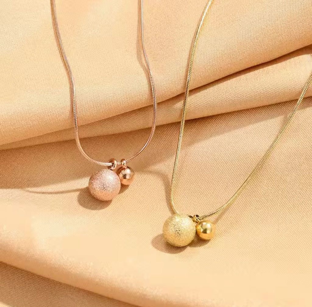 Titanium Steel Gold Ball Pendant Necklace, Metal Circular Pendant Necklace(ARTIFICIALE)