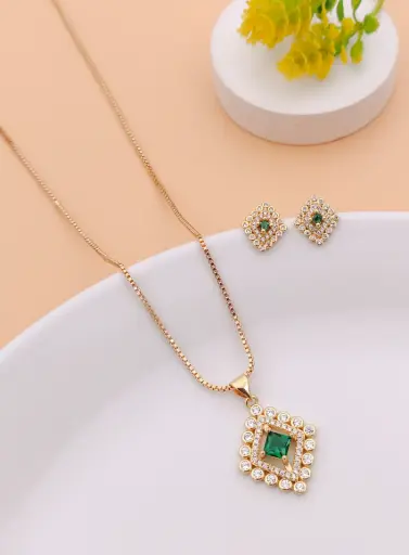 [k_P02] Gold Necklace and Earrings Set with Green Stones