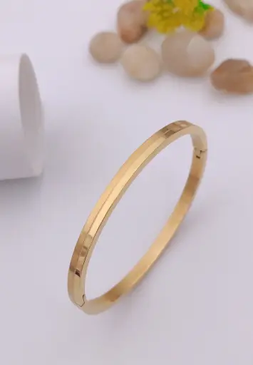 Sleek Gold-Tone Stainless Steel Anti-Tarnish Bangle